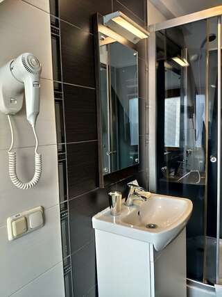 Гостиница Домино Нижний Новгород Номер эконом с 1 двуспальной кроватью (мансарда)-3